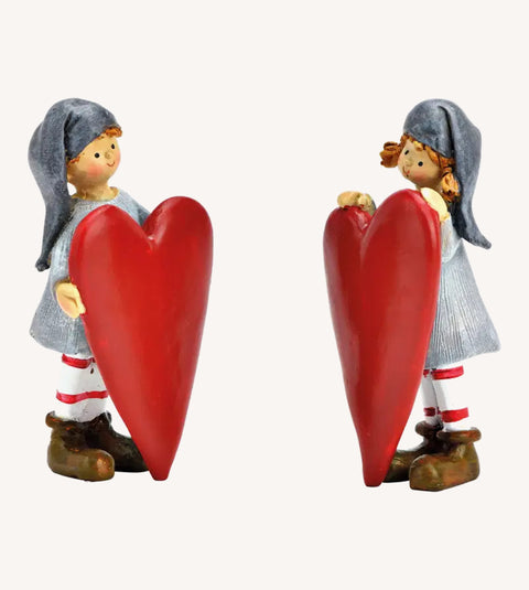 Lot de deux statuette, enfants, tenant un cœur rouge
