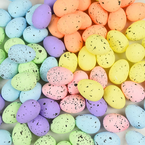 Œufs de pâques en mousse colorés