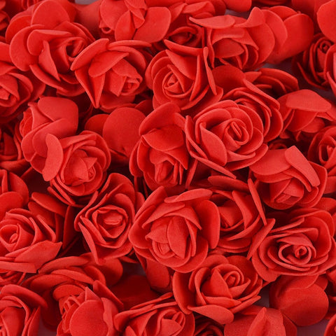 Pétales de rose rouge en mousse