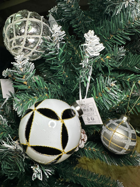 decoration-noel-boule-de-noel-gris-or-sapin-de-noel