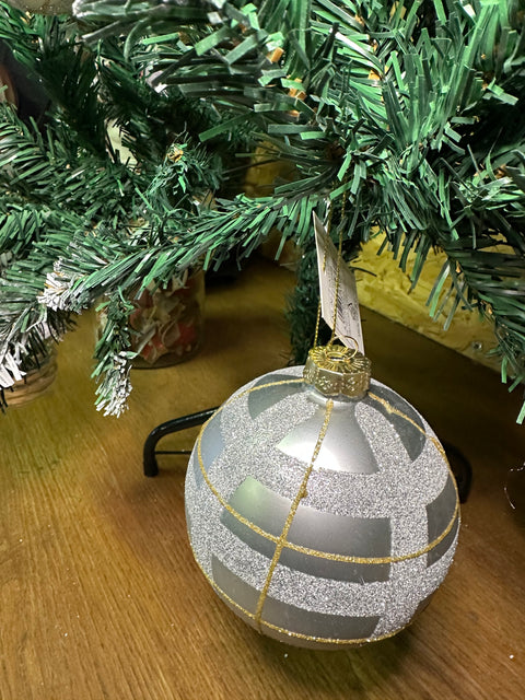 decoration-noel-boule-de-noel-gris-or-sapin-de-noel