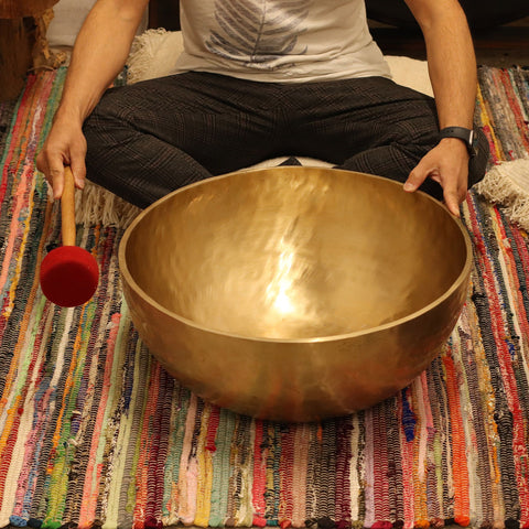    bol-chantant-pieds-yoga-meditation-equilibre-emotionnel-ancrage