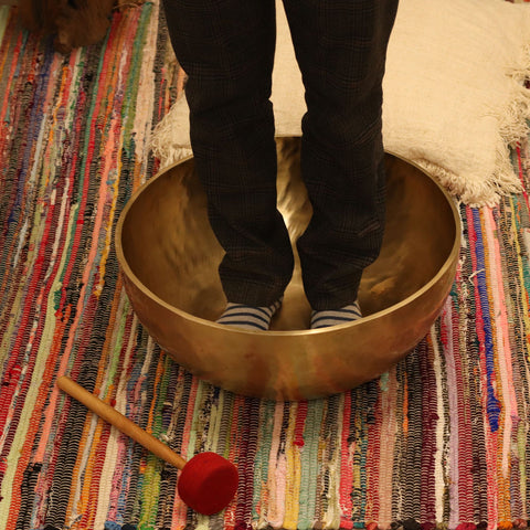     bol-vibratoire-pour-les-pieds-harmonisation-energies-bien-etre-spirituel-bol-chantant-tibetain-geant-laiton-meditation-relaxation-energetique