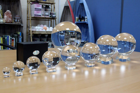 Boule de Cristal 60 mm avec Socle – Objet Ésotérique & Décoration Zen