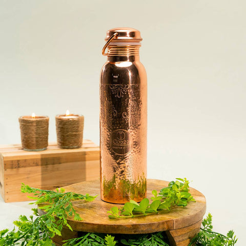 Bouteille d'eau en cuivre pur motif floral avec poignée ± 950 ml