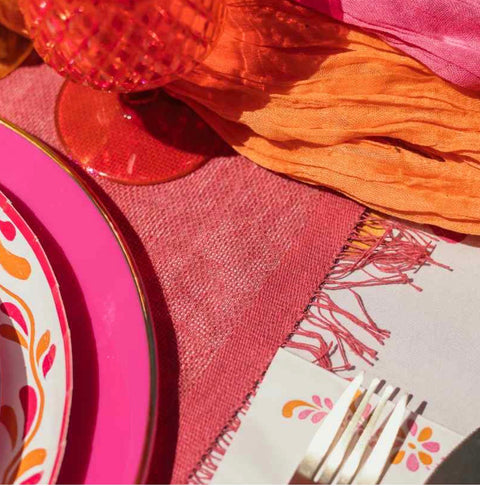 Chemin de Table Effiloché Rose Framboise – Déco Bohème Pink Lemonade