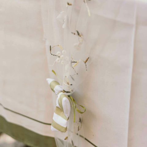 Chemin de Table Jardin à la Française – Organza Blanc & Vert Brodé 25 cm x 5 m | Décoration Élégante