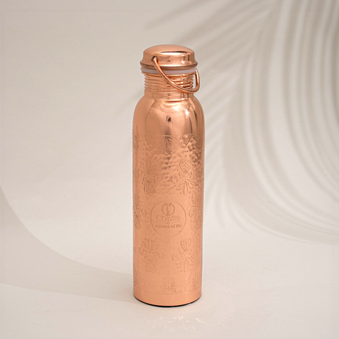 Bouteille d'eau en cuivre pur motif floral avec poignée ± 950 ml