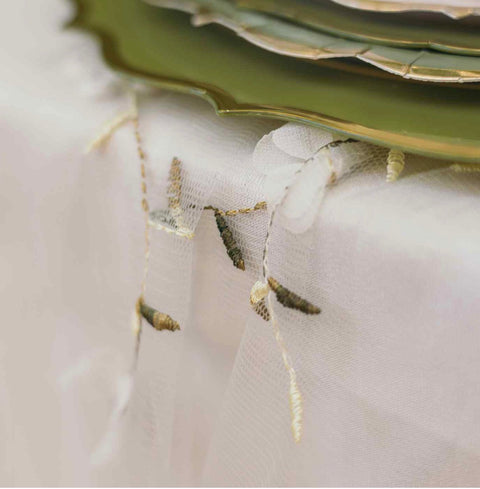 Chemin de Table Jardin à la Française – Organza Blanc & Vert Brodé 25 cm x 5 m | Décoration Élégante