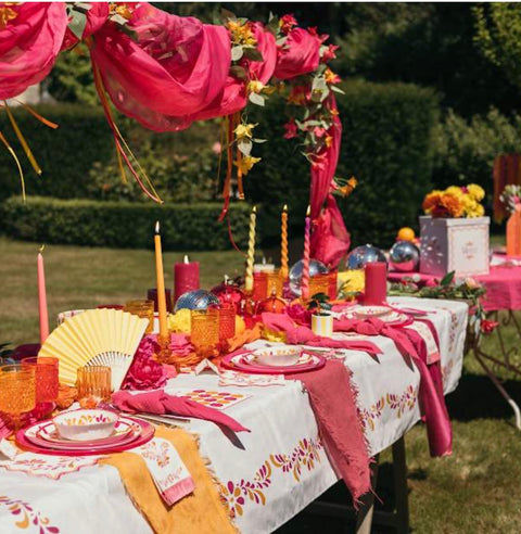 Chemin de Table Effiloché Rose Framboise – Déco Bohème Pink Lemonade