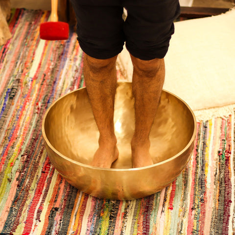    grand-bol-chantant-tibetain-sonotherapie-professionnelle-bains-sonores-bol-vibratoire-pour-les-pieds-harmonisation-energies-bien-etre-spirituel
