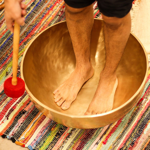     grand-bol-chantant-tibetain-sonotherapie-professionnelle-bains-sonores