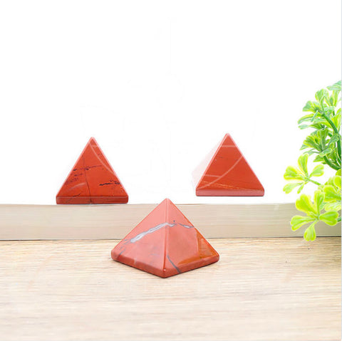 Pyramide en jaspe rouge 30mm￼